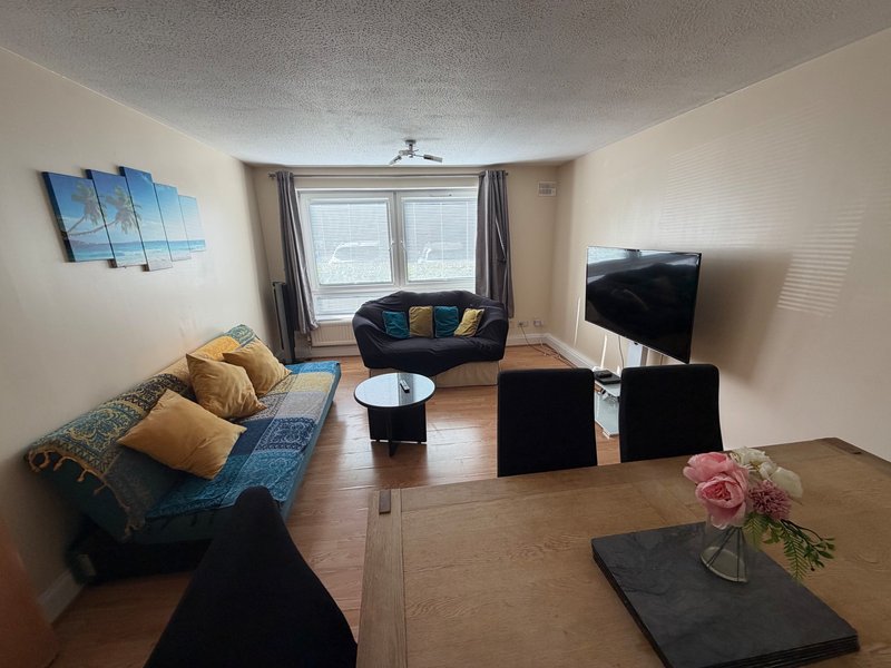 Spacious 2 Bed Ground Floor Apartment with Parking in Uxbridge with excellent transport links