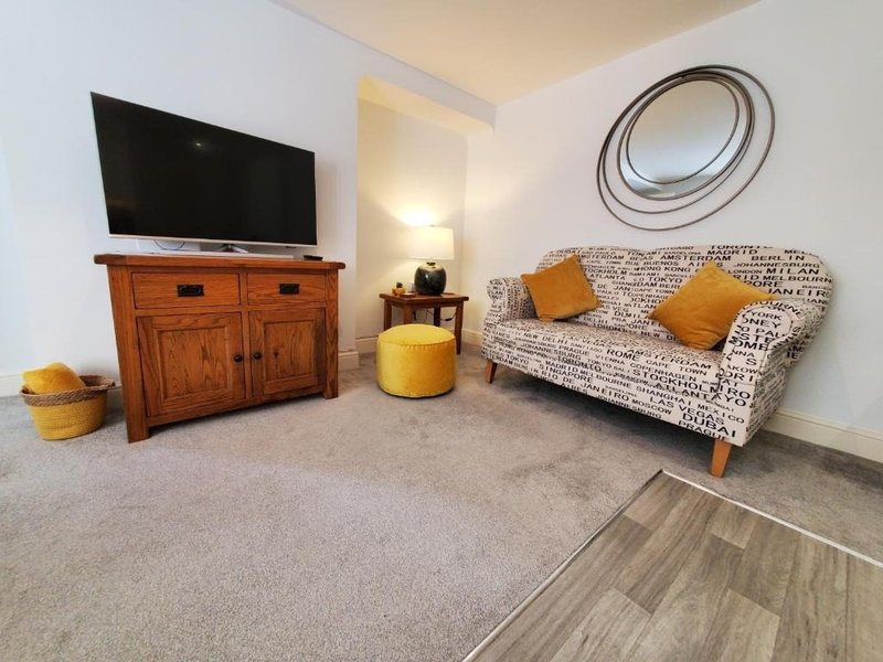 Flat 5 Lower Brook Street | 1-Bed Flat in Central Ipswich | Parking | WiFi