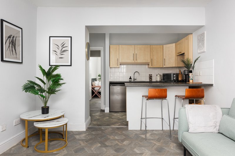 1 bed Garden Flat Next to Transport Links