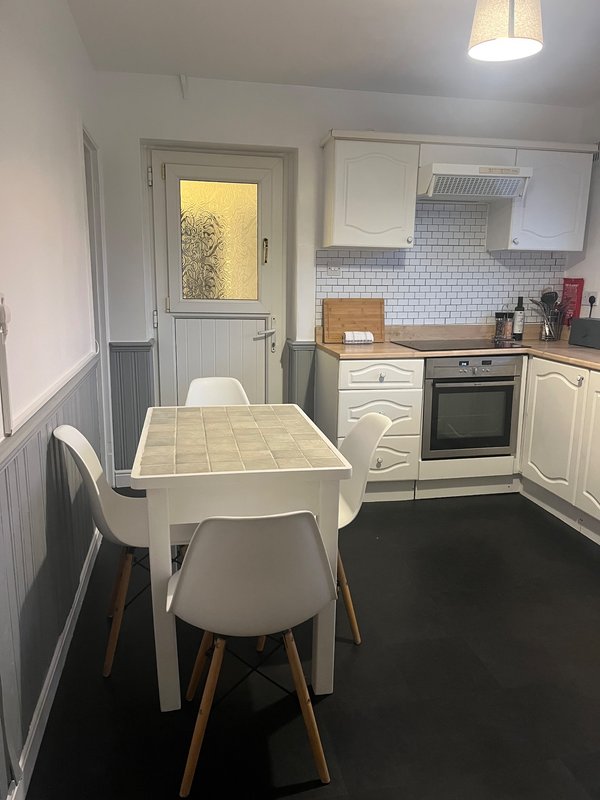 Comfortable 3-bedroom accommodation, large, parking area, company bookings accepted,  A41/A49 access