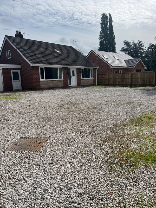 Comfortable 3-bedroom accommodation, large, parking area, company bookings accepted,  A41/A49 access