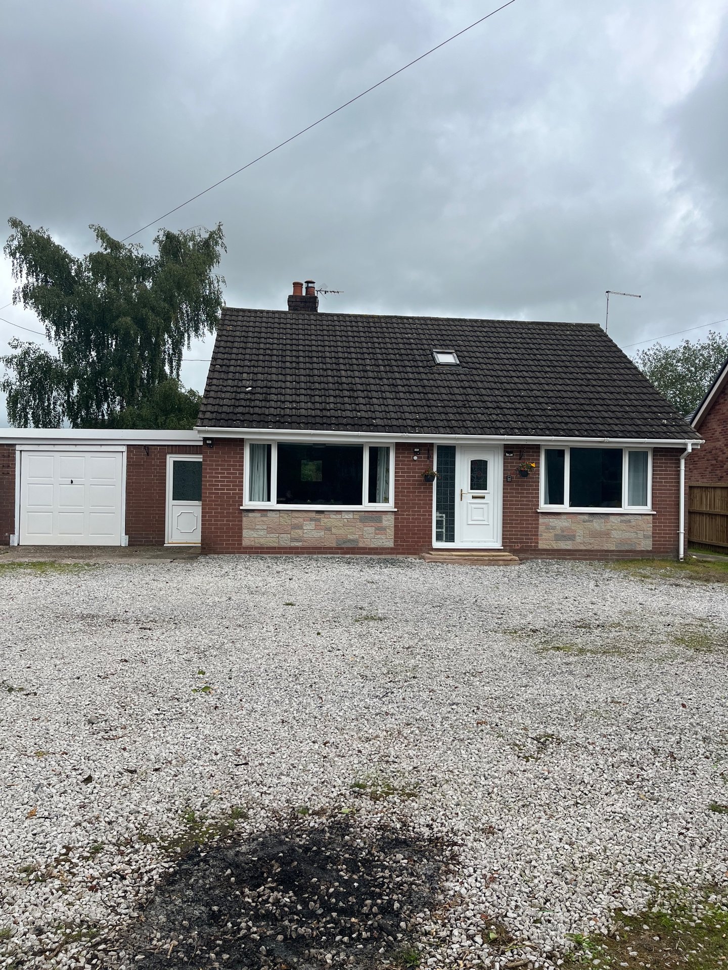 Comfortable 3-bedroom accommodation, large, parking area, company bookings accepted,  A41/A49 access