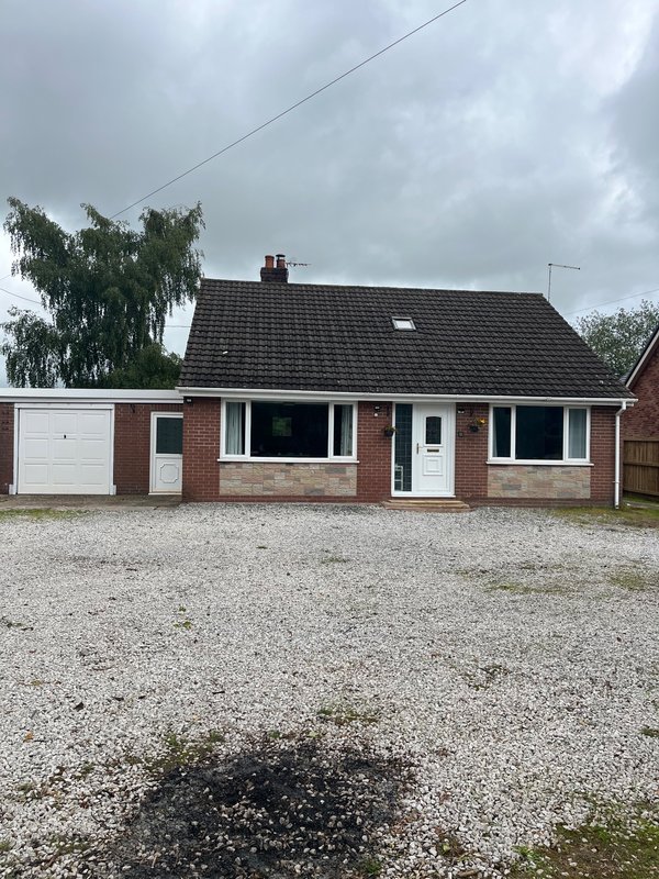 Comfortable 3-bedroom accommodation, large, parking area, company bookings accepted,  A41/A49 access