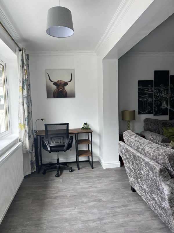 Comfortable 3-bedroom accommodation, large, parking area, company bookings accepted,  A41/A49 access