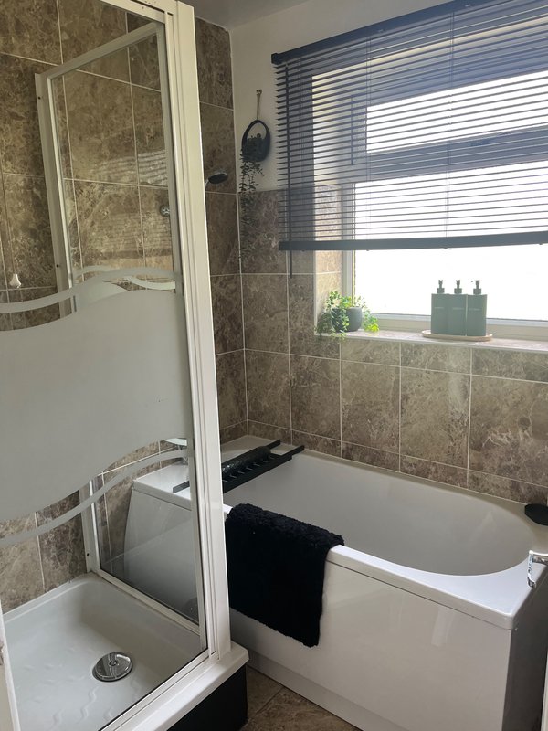 Comfortable 3-bedroom accommodation, large, parking area, company bookings accepted,  A41/A49 access