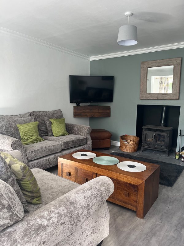 Comfortable 3-bedroom accommodation, large, parking area, company bookings accepted,  A41/A49 access