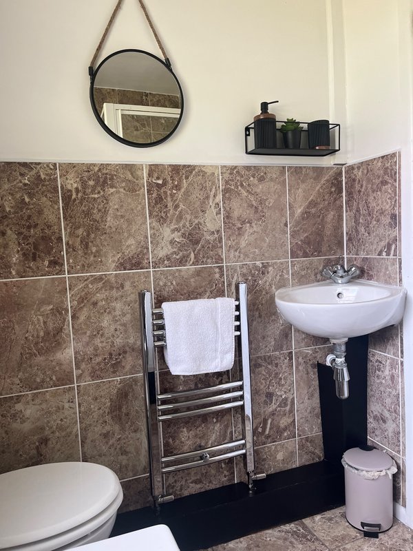 Comfortable 3-bedroom accommodation, large, parking area, company bookings accepted,  A41/A49 access