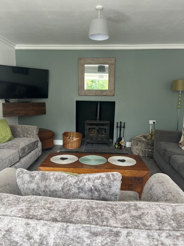 Comfortable 3-bedroom accommodation, large, parking area, company bookings accepted,  A41/A49 access