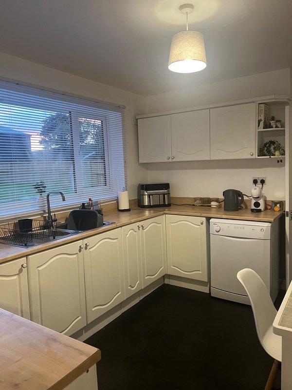 Comfortable 3-bedroom accommodation, large, parking area, company bookings accepted,  A41/A49 access