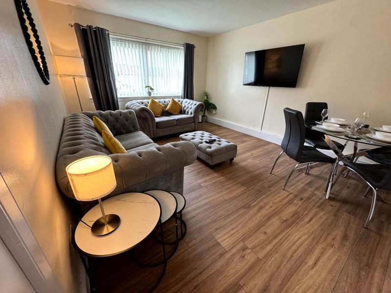 Modern Renfrew Flat | Parking & Smart TVs