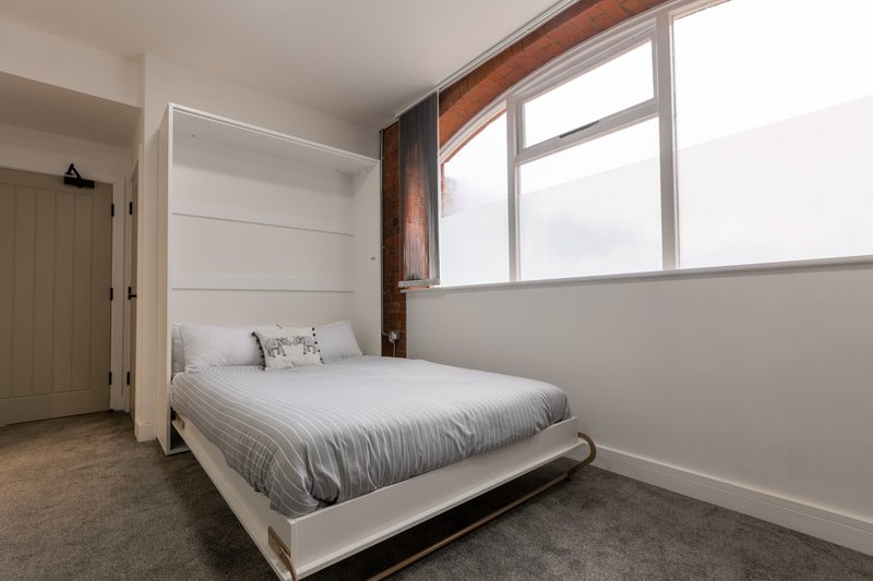 City centre 1 x bed studio close to Hull New Theatre with private parking space  ( fee applies )
