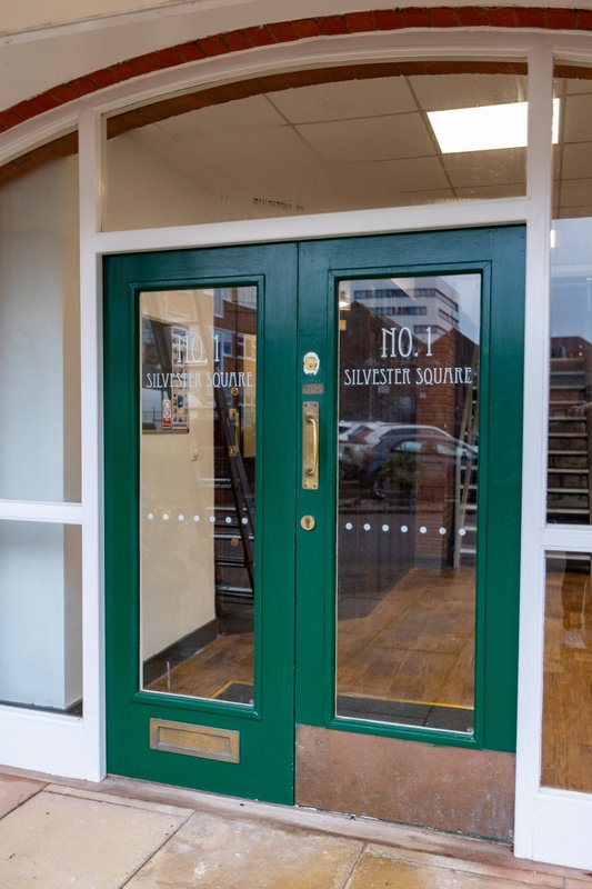 City centre 1 x bed studio close to Hull New Theatre with private parking space  ( fee applies )