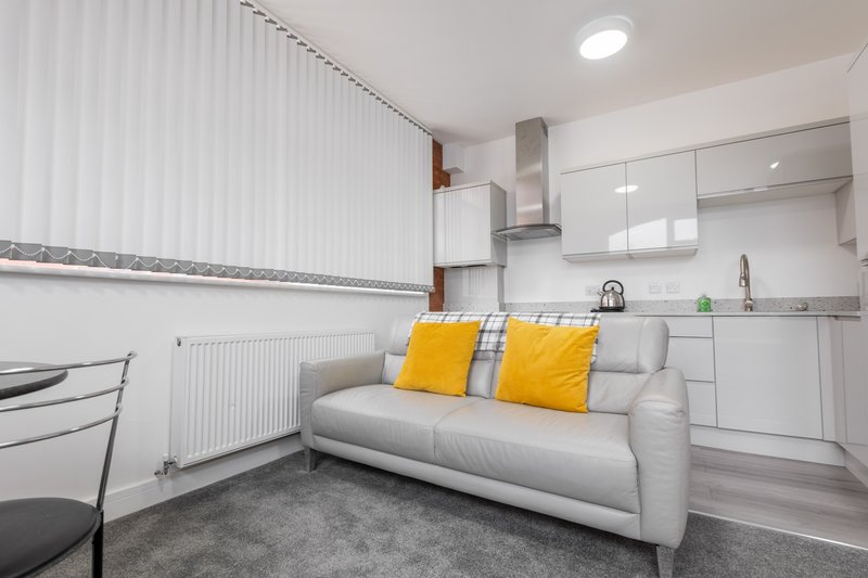 City centre 1 x bed studio close to Hull New Theatre with private parking space ( fee applies )