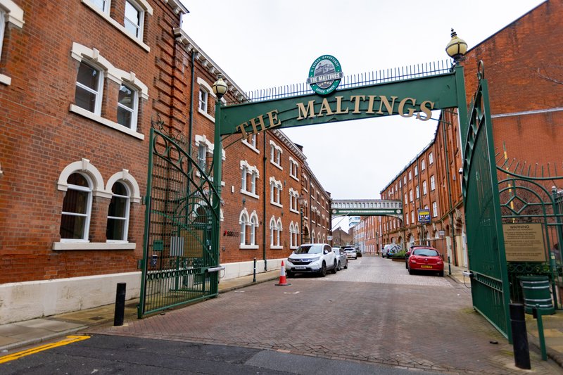 City centre 1 x bed studio close to Hull New Theatre with private parking space  ( fee applies )