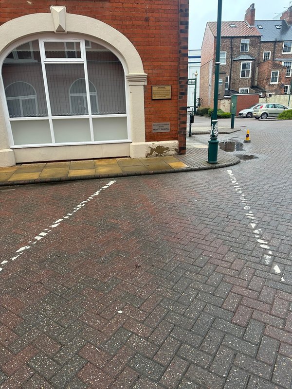 City centre 1 x bed studio close to Hull New Theatre with private parking space  ( fee applies )