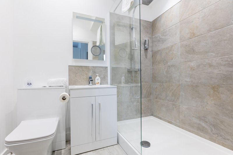 City centre 1 x bed studio close to Hull New Theatre with private parking space  ( fee applies )