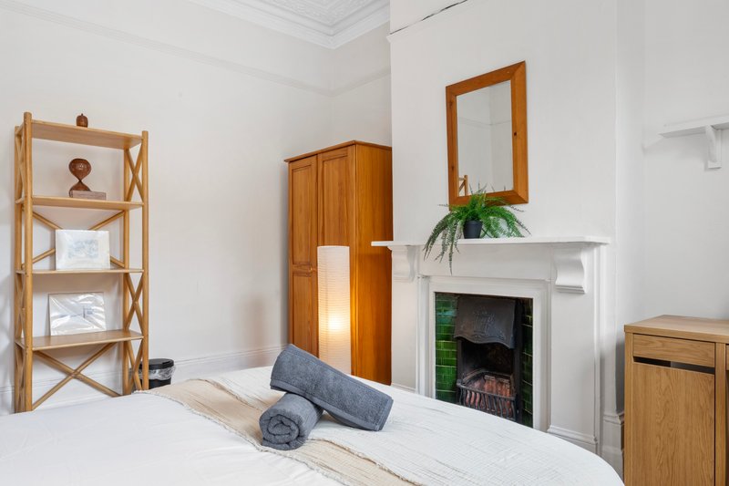 Brixton Hub - Spacious 4 Bed - Contractors Welcome