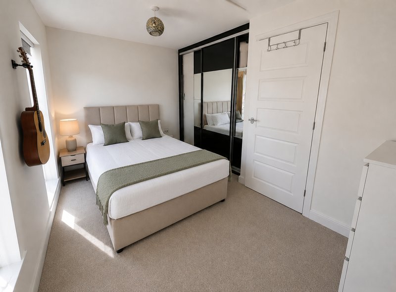 4 bed townhouse with 6/7 beds, 2 parking spaces close to city centre and station