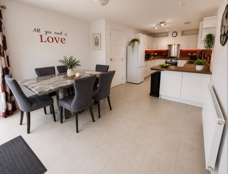 4 bed townhouse with 6/7 beds, 2 parking spaces close to city centre and station