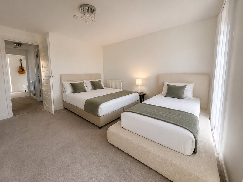 4 bed townhouse with 6/7 beds, 2 parking spaces close to city centre and station