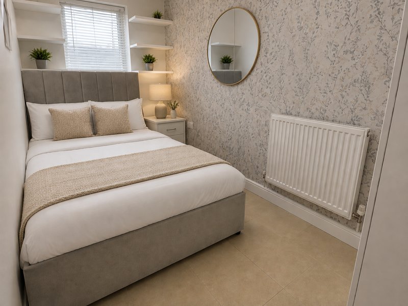 4 bed townhouse with 6/7 beds, 2 parking spaces close to city centre and station