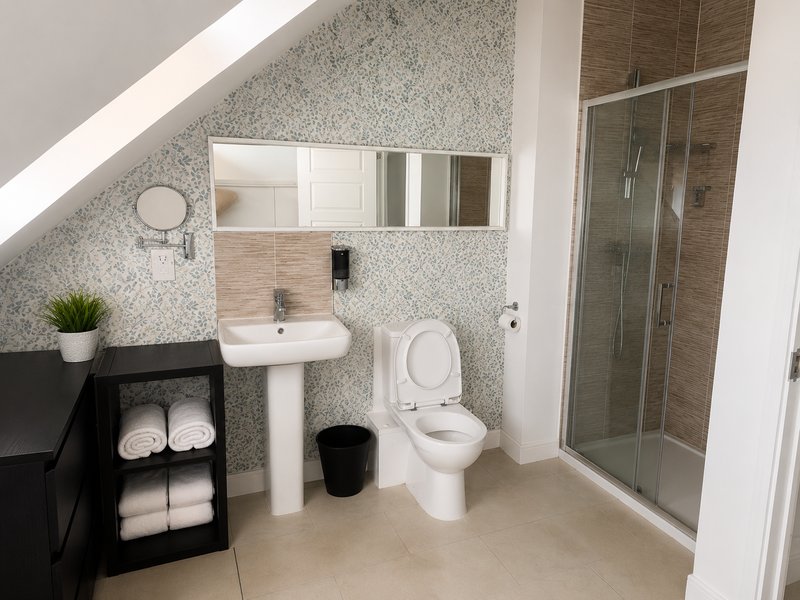 4 bed townhouse with 6/7 beds, 2 parking spaces close to city centre and station