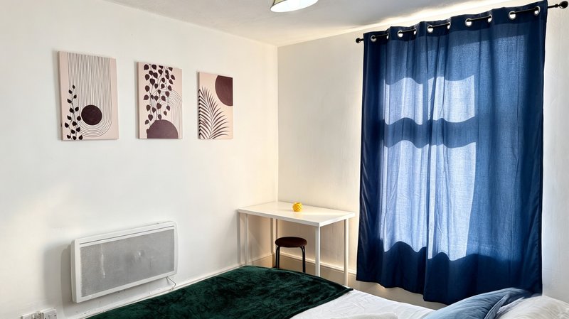 Spacious 4-Bed House | Sleeps 7 | Wallasey — Contractor Friendly