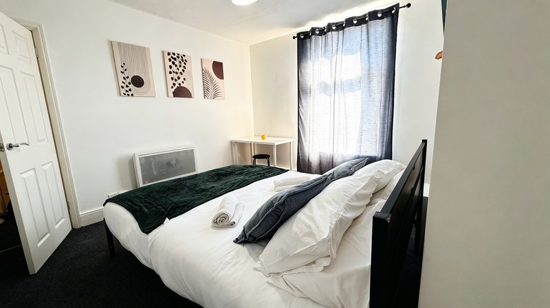 Spacious 4-Bed House | Sleeps 7 | Wallasey — Contractor Friendly