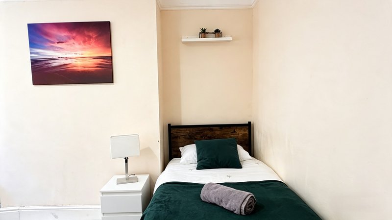 Spacious 4-Bed House | Sleeps 7 | Wallasey — Contractor Friendly