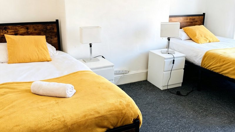 Spacious 4-Bed House | Sleeps 7 | Wallasey — Contractor Friendly