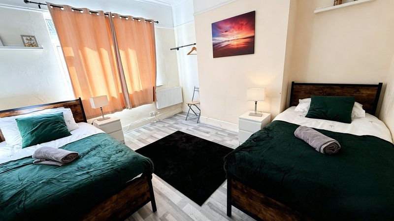 Spacious 4-Bed House | Sleeps 7 | Wallasey — Contractor Friendly
