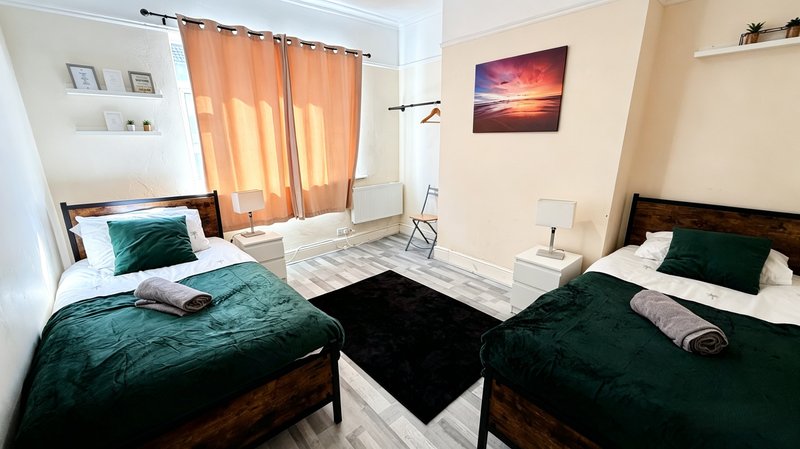 Spacious 4-Bed House | Sleeps 7 | Wallasey — Contractor Friendly