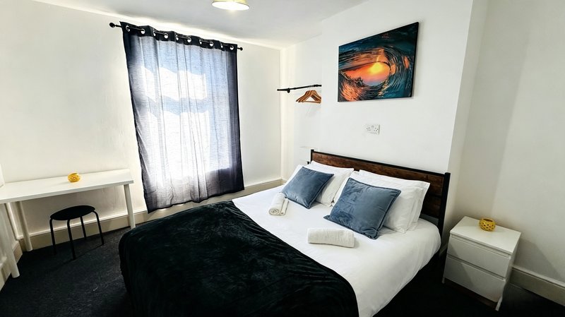 Spacious 4-Bed House | Sleeps 7 | Wallasey — Contractor Friendly