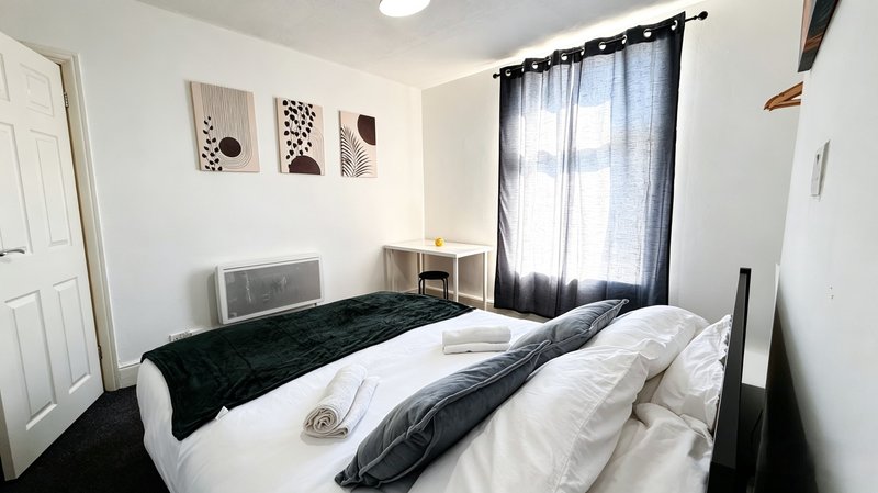 Spacious 4-Bed House | Sleeps 7 | Wallasey — Contractor Friendly