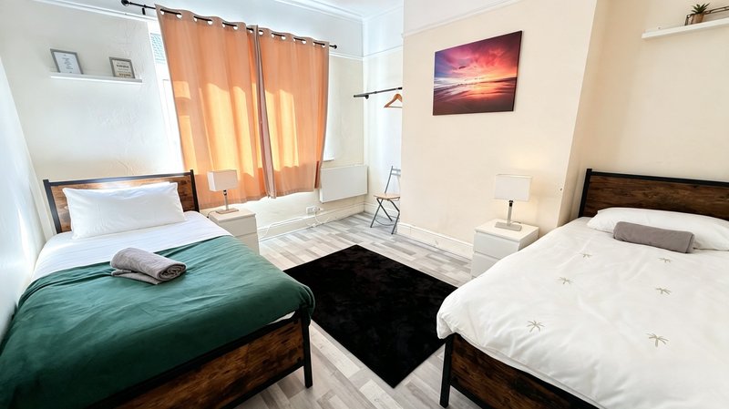 Spacious 4-Bed House | Sleeps 7 | Wallasey — Contractor Friendly