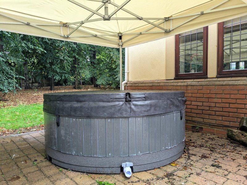 Relax and unwind in the private outdoor hot tub, positioned under a covered gazebo so it can be enjoyed whatever the weather. A great spot for guests to switch off and relax after a busy day