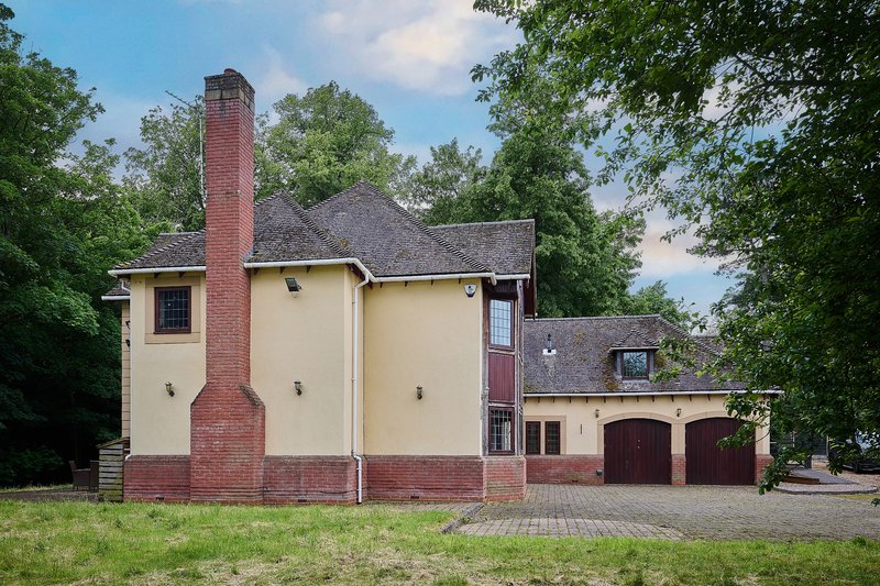 A spacious property offering a comfortable base for larger groups of working teams. Set in a peaceful location with ample private parking, the property combines a relaxed yet practical setting.