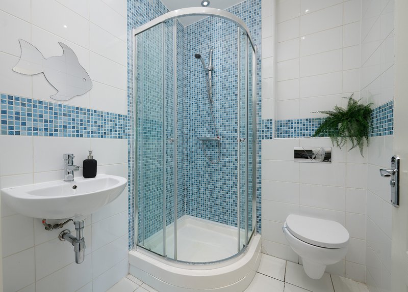 The property boasts 5 en-suite bathrooms, offering exceptional convenience and privacy for larger groups. This modern en-suite features a walk-in shower, WC and wash basin