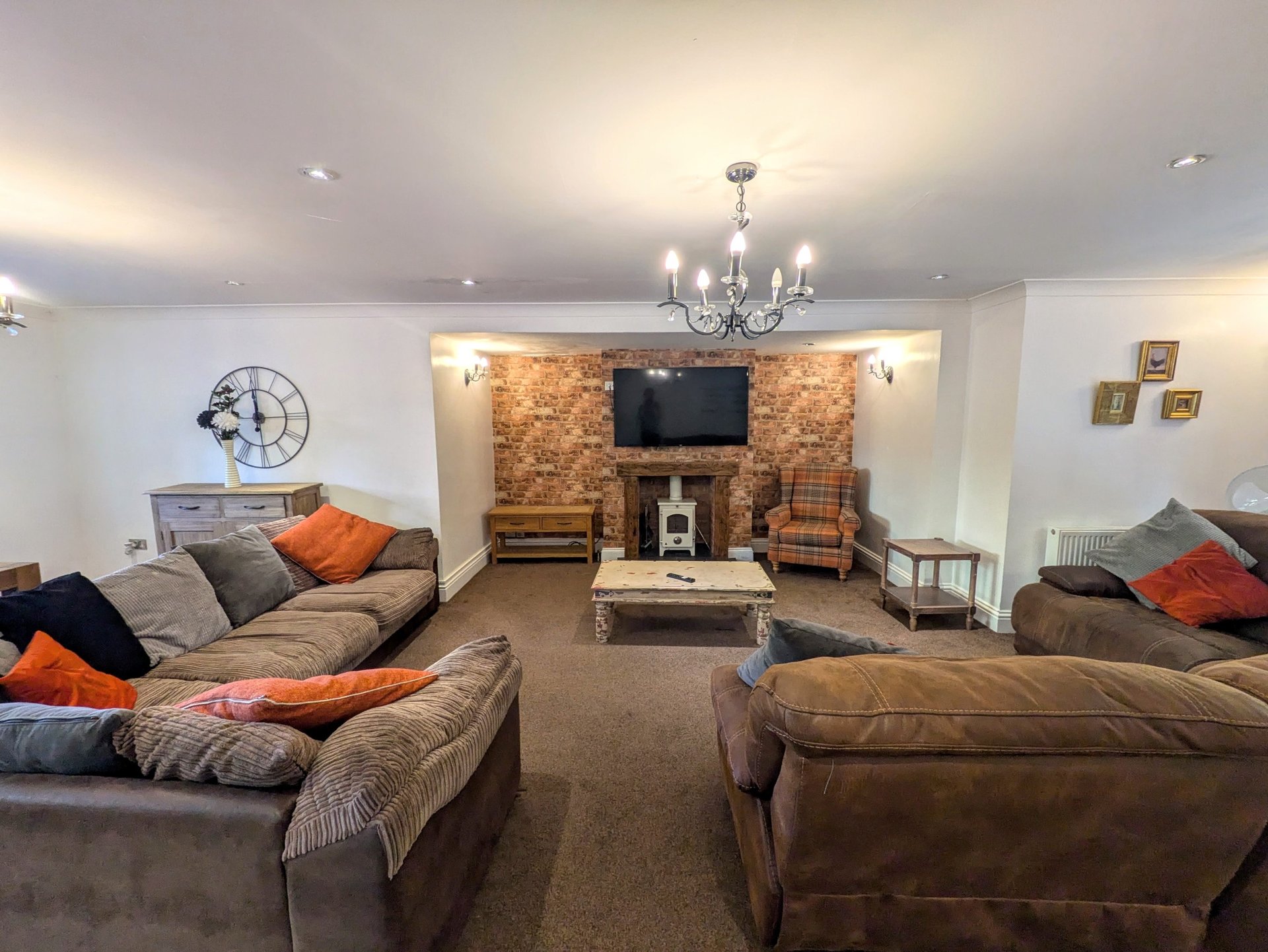 A comfortable place for larger working groups to relax after a busy day. With plenty of generous seating, a large TV and a welcoming atmosphere, there’s room for everyone to unwind.
