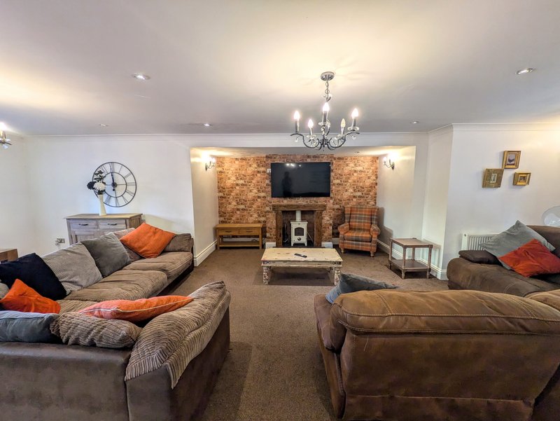 Spacious 7BR Home, Families & Contractors, Hot Tub