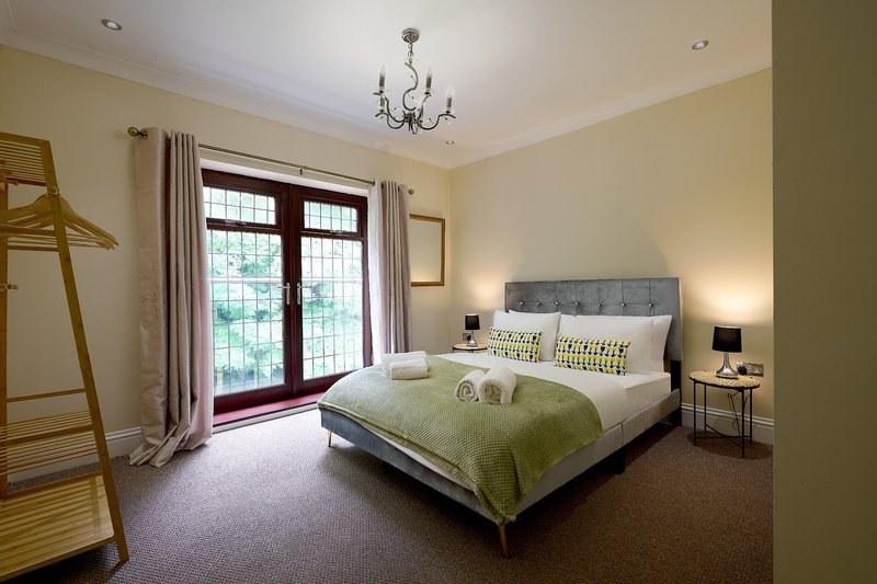 A bright, spacious double bedroom designed with contractors and working guests in mind. Enjoy a comfortable bed, fresh quality linens, plenty of hanging space and a peaceful outlook