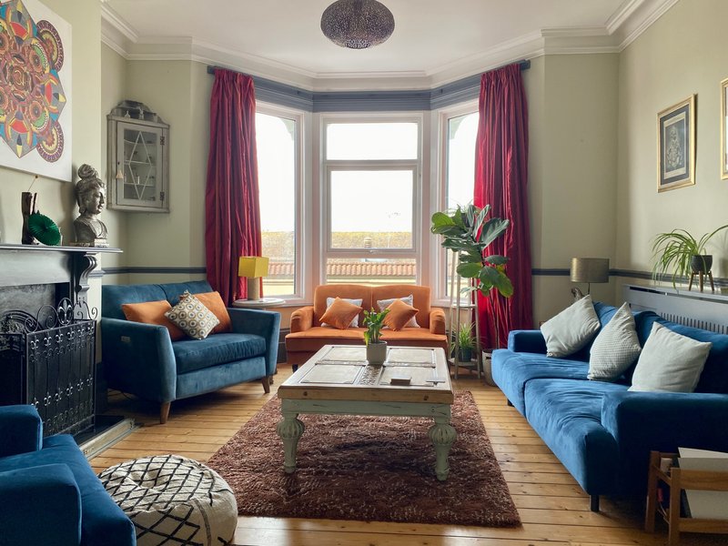 Super King Bedroom Sleeps 1-2 in Guest House just 5 mins walk from Margate Mains Sands
