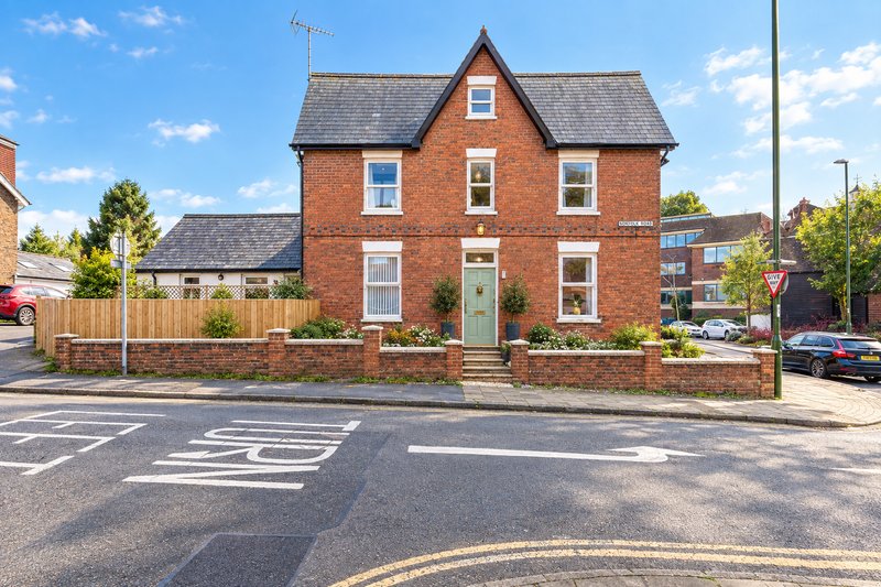 4B, 2Bth, House-sleeps 8. Fabulous location