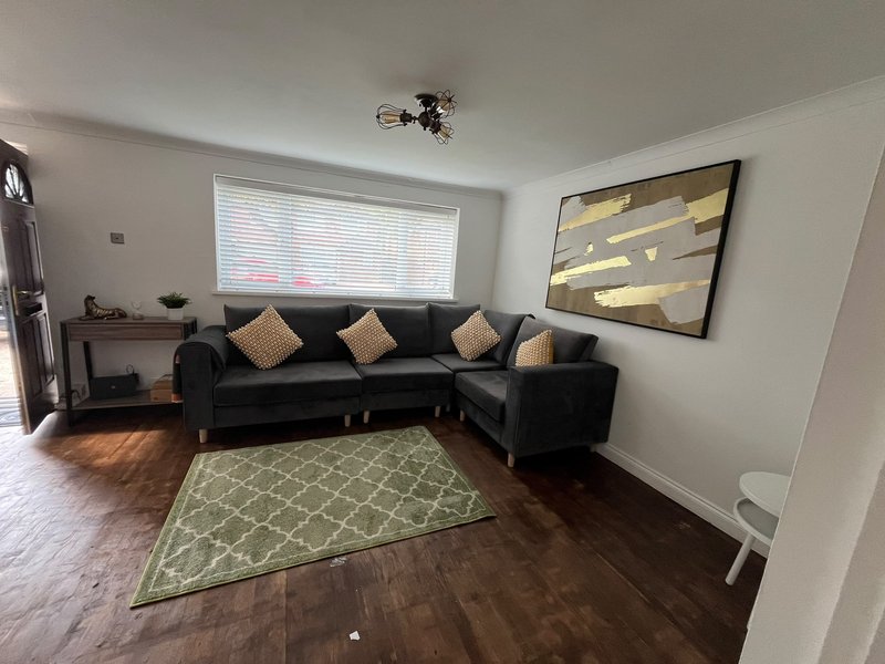 Belloc Contractor Ready 3BR, 5 Beds, Parking, Nr Gatwick