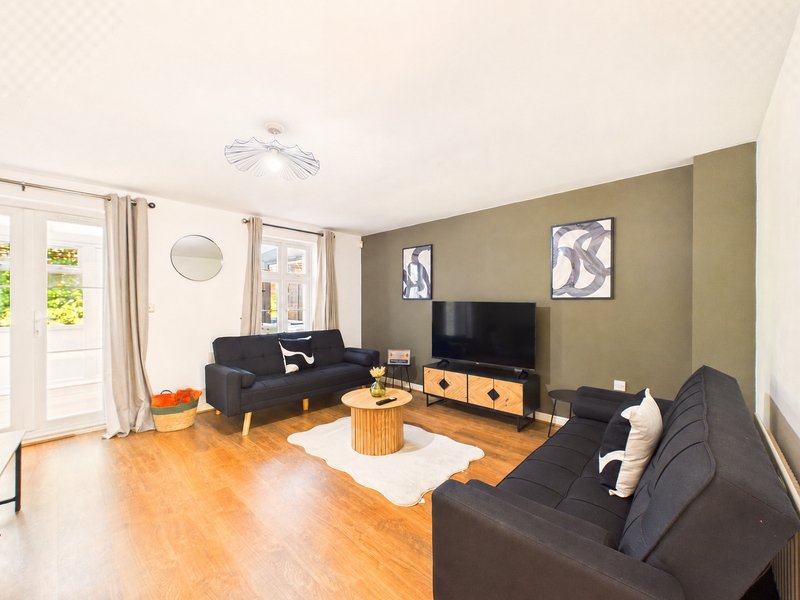 3 Bedroom Contractor Accommodation in Warwick, Very Close to M40, A46, A429, Smart TV in Each Room