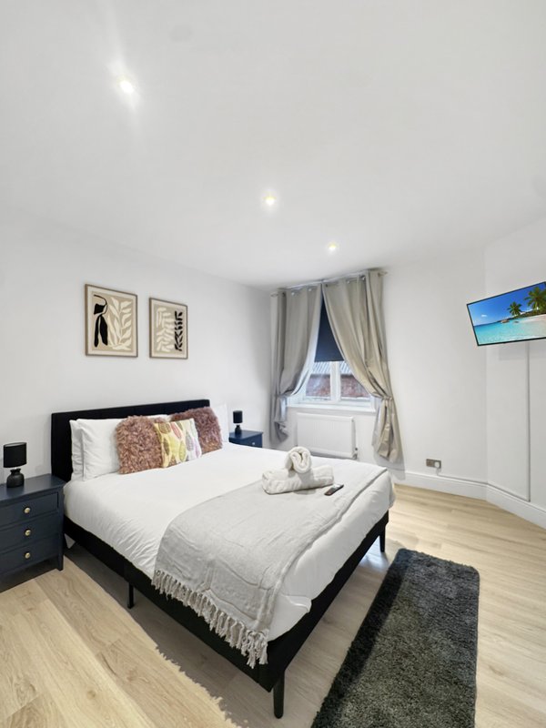 Central Newark second floor apartment WIFI & Parking
