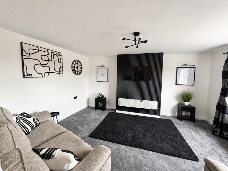 Hollow House | Great Location | Free Parking | Work Space | Fast Wi-Fi