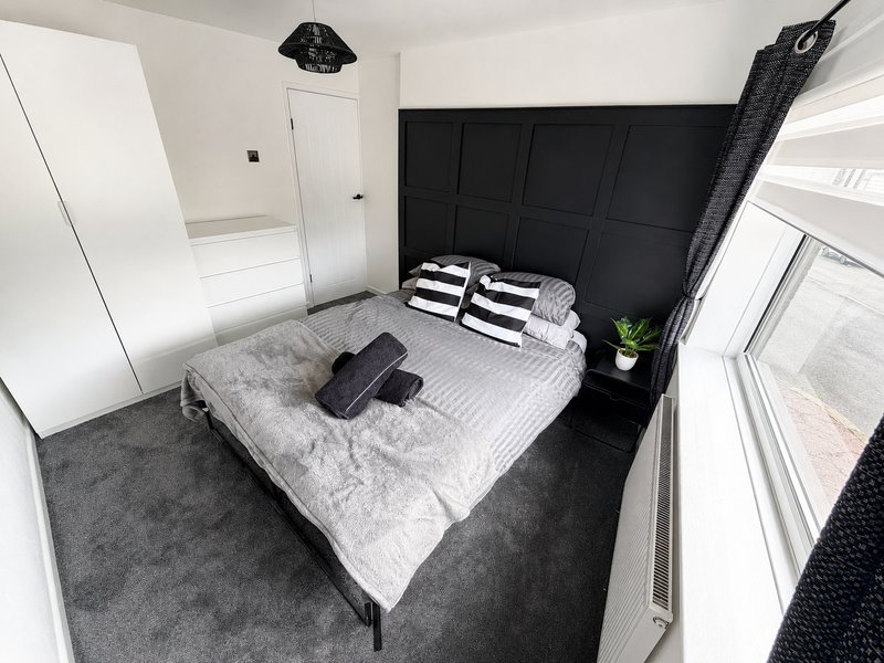 Hollow House | Great Location | Free Parking | Work Space | Fast Wi-Fi