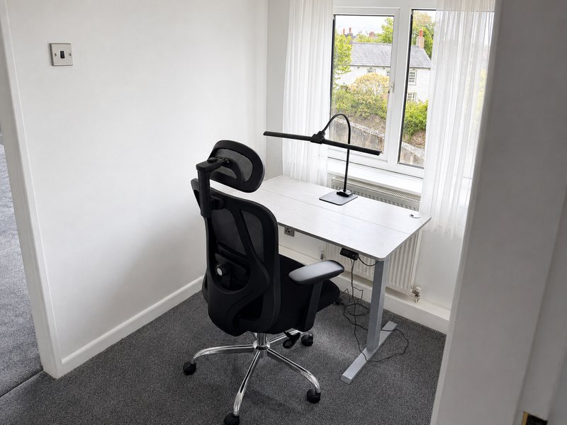 Hollow House | Great Location | Free Parking | Work Space | Fast Wi-Fi