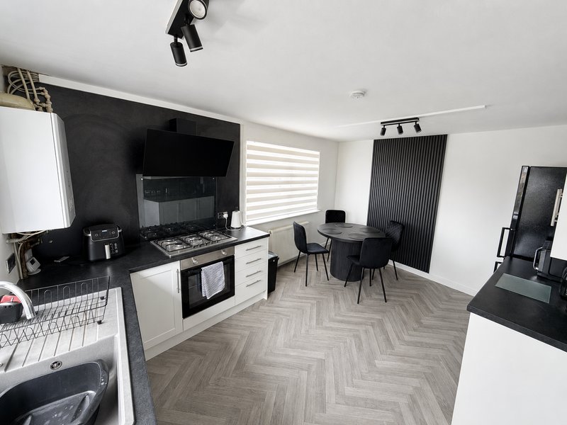 Hollow House | Great Location | Free Parking | Work Space | Fast Wi-Fi